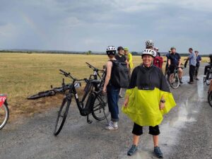 Radgruppe und Regenbogen