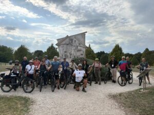Radgruppe vor dem Denkmal "Umbruch"